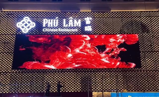Màn hình LED P5 ngoài trời 100m2 mặt tiền nhà hàng Phú Lâm Hà Nội do ATNEXUS thi công