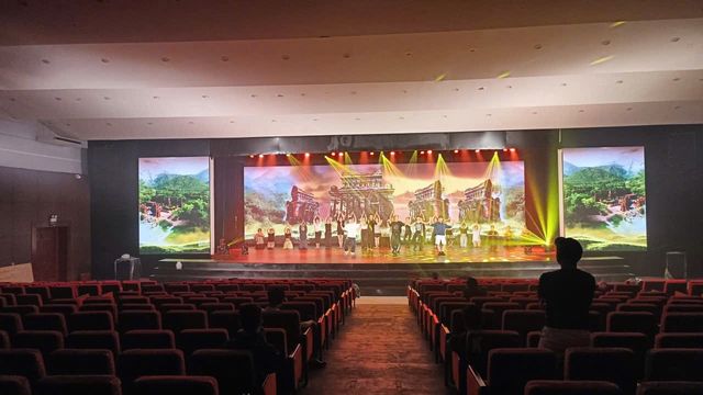Màn hình LED P3 trong nhà 100m2 sân khấu Nhà văn hóa quận Sơn Trà Đà Nẵng do ATNEXUS thi công